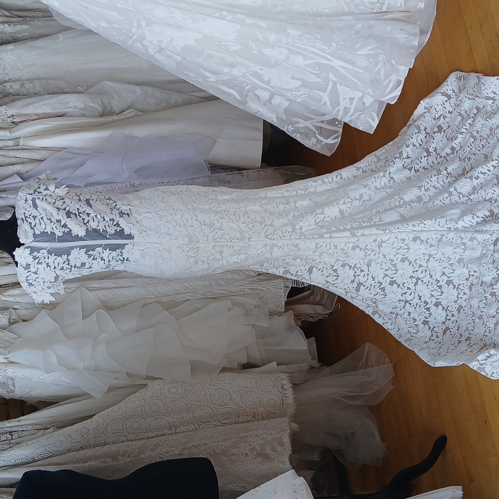 Lotus Threads Wedding Dress - Picture 4 of 6